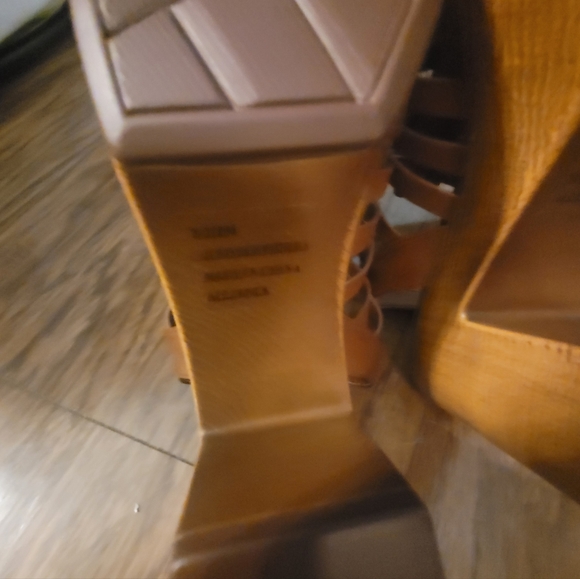 New Strappy Stylish Sandals with heel. Look great with anything - Picture 6 of 7